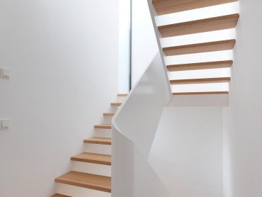 Wangenscheibentreppe/Geländerscheibentreppe weiß lackiert. Stufen in Eiche.