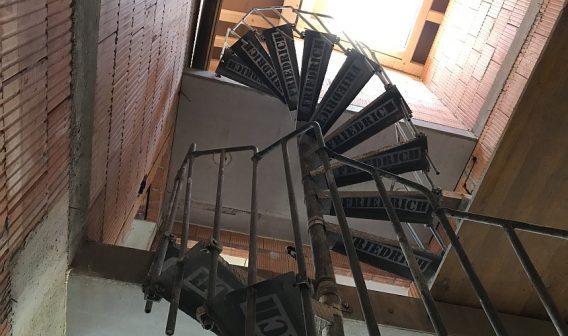 Bautreppe als Stahlspindeltreppe beschriftet mit Friedrich